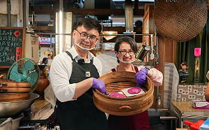 高雄鹽一市場青創進駐    賴瑞隆邀蕭美琴手作紅龜粿