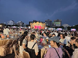 現場直擊》鍘美宴第二天人潮照樣爆！桌號分流順多了　音響問題仍在