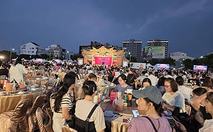 現場直擊》鍘美宴第二天人潮照樣爆！桌號分流順多了　音響問題仍在