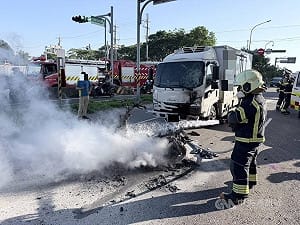 桃園新屋機車擦撞貨車起火　騎士搶救不治