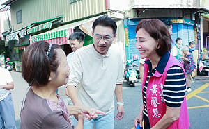 江啟臣西屯市場拜票人氣旺 藍營合體推動會展與傳統市集共榮