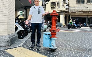 (影)導盲磚直撞消防栓 簡嘉佑：人本交通不能只是文宣