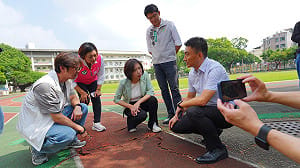 操場龜裂補丁不能拖 何欣純抓漏會勘爭取兩千萬整建五校