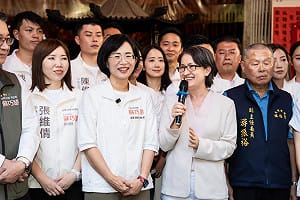 蕭蘇板橋合體拜廟   蕭美琴大讚蘇巧慧：最能開創新北未來的市長人選