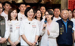 蕭蘇板橋合體拜廟   蕭美琴大讚蘇巧慧：最能開創新北未來的市長人選