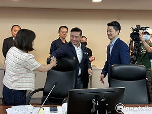 蔣萬安赴議會委員會贈水果　簡舒培諷：以為會送藍莓？