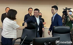 蔣萬安赴議會委員會贈水果　簡舒培諷：以為會送藍莓？