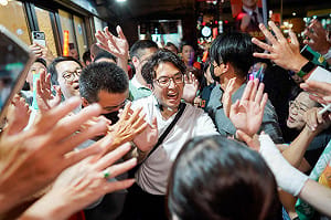 影》僅落後蔣萬安1%！沈伯洋民調後首場夜市掃街又爆滿 「洋流」滿溢