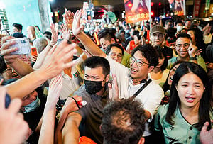現場直擊》洋流席捲延三夜市！萬頭攢動高喊「台北的市長沈伯洋」