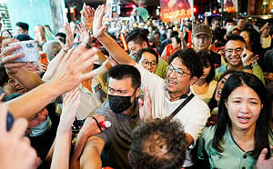現場直擊》洋流席捲延三夜市！萬頭攢動高喊「台北的市長沈伯洋」
