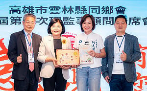張麗善南下高雄贈品格繪本   讚柯志恩比對手更注重教育 
