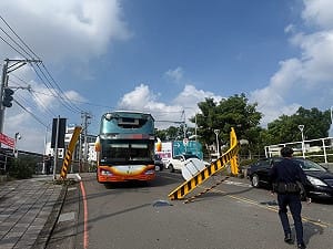 遊覽車撞擊限高架幸無人傷　高雄警將開罰
