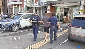 高雄鳥松騎士闖紅燈拒檢　警查獲喪屍煙彈移送偵辦