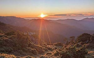 秋分正式報到！鄭明典曬「橘紅日出」美景 提醒秋老虎還在