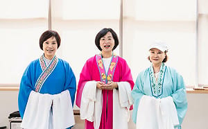 蘇巧慧體驗一日歌仔戲學徒 與許秀年、唐美雲宣傳｢三重中秋戲曲之夜」