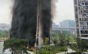 （影）黑煙「吞」大樓？！杭州西湖住宅火警 電動腳踏車充電惹禍