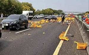 國道3號聯結車自撞！南、北向車道成「啤酒海」 釀13車事故4人受傷