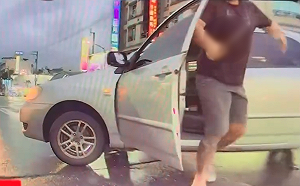 左轉未獲直行車禮讓！高雄男持刀下車揮舞 原PO諷：遇到水果忍者