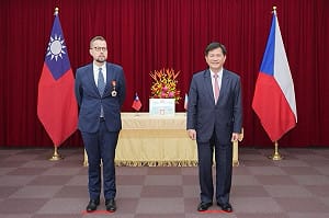 林佳龍頒特種外交獎章　捷克代表：銘記台灣社會特質
