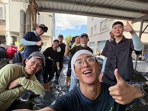 (影)馬太鞍洪災一周年 部落青年感謝蘇巧慧媒合企業協助重建