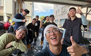 (影)馬太鞍洪災一周年 部落青年感謝蘇巧慧媒合企業協助重建