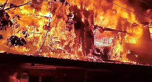 嘉義市木造民宅火警全面燃燒　住戶及時逃出