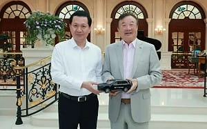 刻意破除全家逃亡傳聞? 消失十多天 任正非拍露面照 華為危機仍未解除