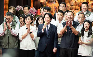 兩人同框慈佑宮  賴清德：明年普發現金一萬元是蘇巧慧提議