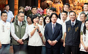 賴清德親贈慈祐宮賀匾「霖雨溥化」 大讚蘇巧慧：向我建議全民共享經濟果實
