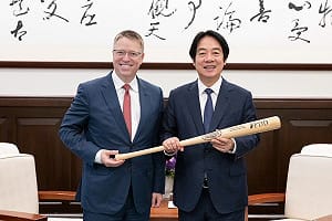 賴清德獲贈美國智庫球棒 上頭印有「捍衛自由開放的印太地區」