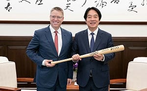 賴清德獲贈美國智庫球棒 上頭印有「捍衛自由開放的印太地區」