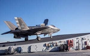 陸空大對決！F-35B閃電ⅡVS.法拉利SF90  義大利海軍10月11日比「加速」