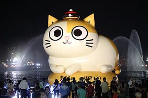 (影)15米黃阿瑪萌翻基隆港！賴清德同框童子瑋點燈 力挺港區雙核心藍圖