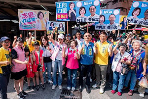 中秋連假首日傳統市場拜票  婆婆媽媽向柯志恩「討抱抱」