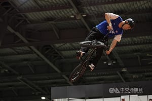 鄭喬鴻闖亞運BMX自由式決賽  秀Team Taiwan手勢