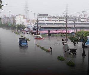 泰國曼谷暴雨災情擴大！50行政區全列災區、民眾恐慌湧現搶購潮