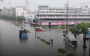 泰國曼谷暴雨災情擴大！50行政區全列災區、民眾恐慌湧現搶購潮