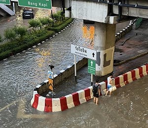 曼谷暴雨積水未退　28日學校停課、市府人員可居家辦公