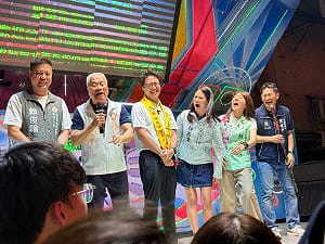 「洋流」對上萬安！中庄仔福德宮廟方挺沈伯洋　當面酸蔣萬安「選舉到了才來」