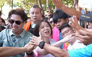 洋流到台中會欣潮 沈伯洋合體何欣純 人潮從審計新村擠爆到市民廣場