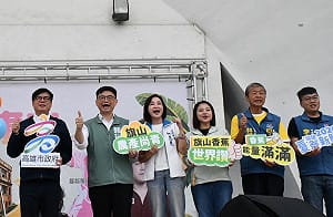 柯志恩「吃屏東香蕉」遭擴大解讀    藍營批政治二創扭曲事實