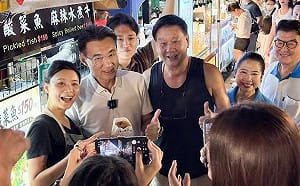 合體同黨戰友狂掃大慶夜市！江啟臣尬陀螺化身「戰鬥啟臣」嗨翻現場 