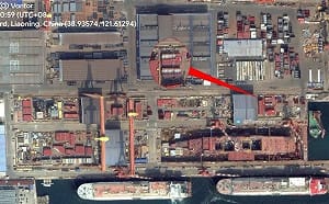 中國自製航艦爆重大進展！ 衛星照揭「 004 」左舷外飄合攏 恐採四彈射三升降架構