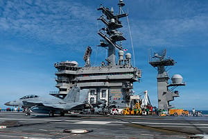 「艾森豪號」傳著艦失事意外  「雙座機」2飛官彈射獲救、甲板4人受傷