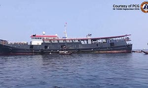 （影）「力量倍增」戰術？！菲律賓海巡公布1海上民兵母船攜24艘舢舨入侵南鑰島