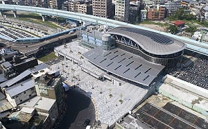基隆車站大樓下「石塊雨」！砸壞招牌、機車   市議員籲盡速改善