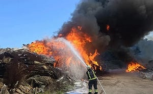 基隆垃圾掩埋場發生大火！16車37人出動滅火 環保局提醒7區關好門窗