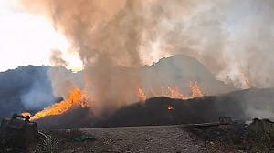 千床廢彈簧床堆放場大火　基隆消防苦戰14小時撲滅
