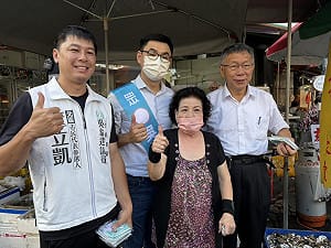謹記蔣萬安「甘蔗風波」！柯文哲彰化助選收甘蔗笑稱「當打狗棒不錯」　團隊抱好不敢亂丟