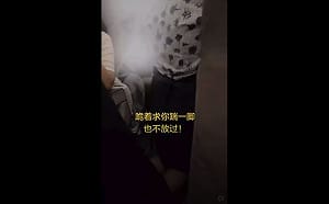 (影) 空姐下跪給踹求放過? 傳「市長公子」被餐車碰到暴怒辱罵 東航未回應